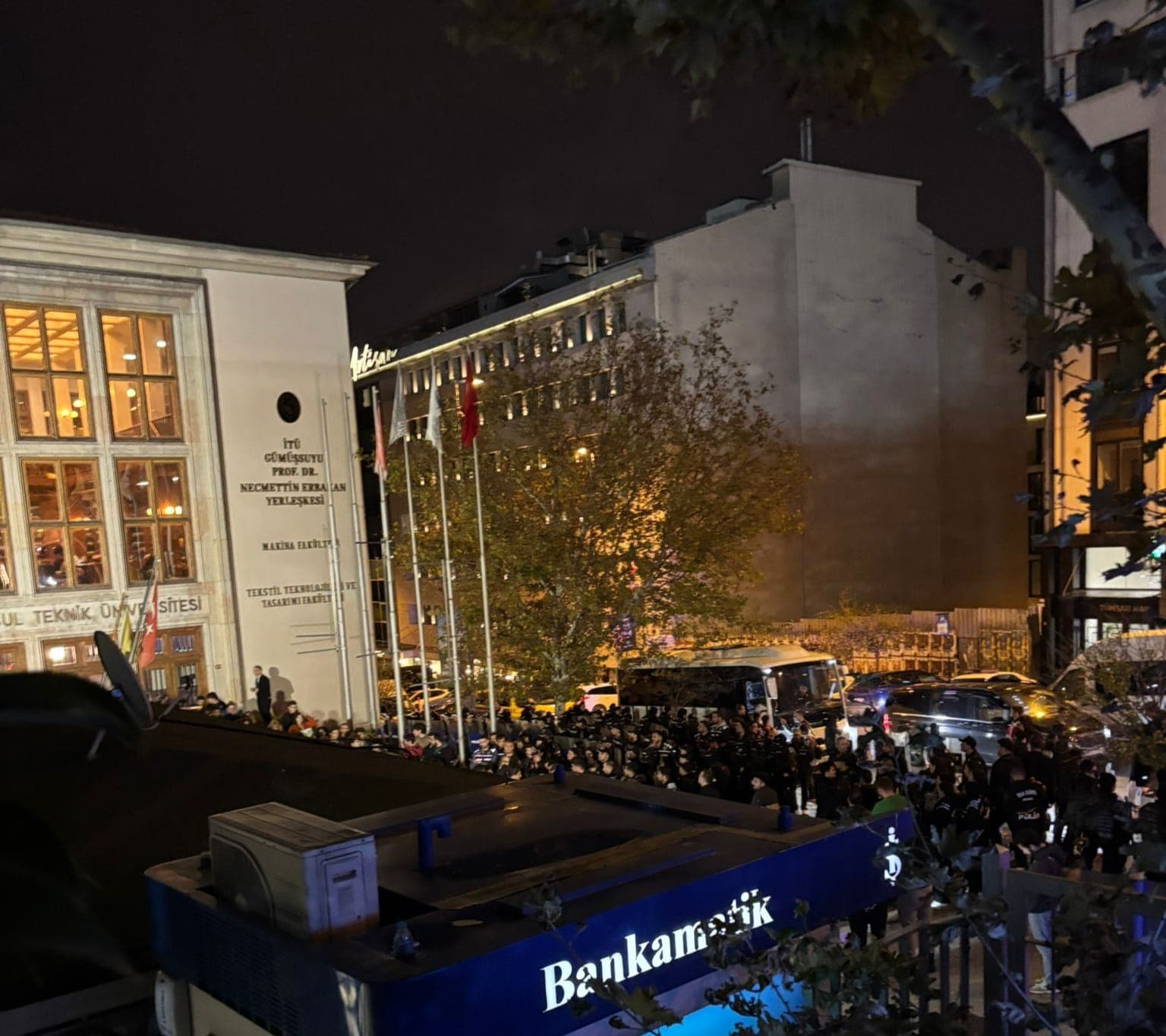 Gümüşsuyu'daki YÖK protestosuna abluka