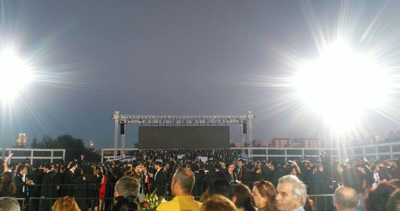 Bi' acayip mezuniyet töreni