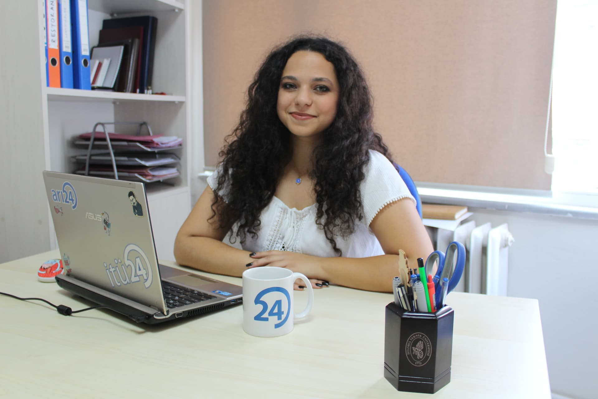 arı24 yeni genel yayın yönetmeni Öykü Elaslan göreve başladı