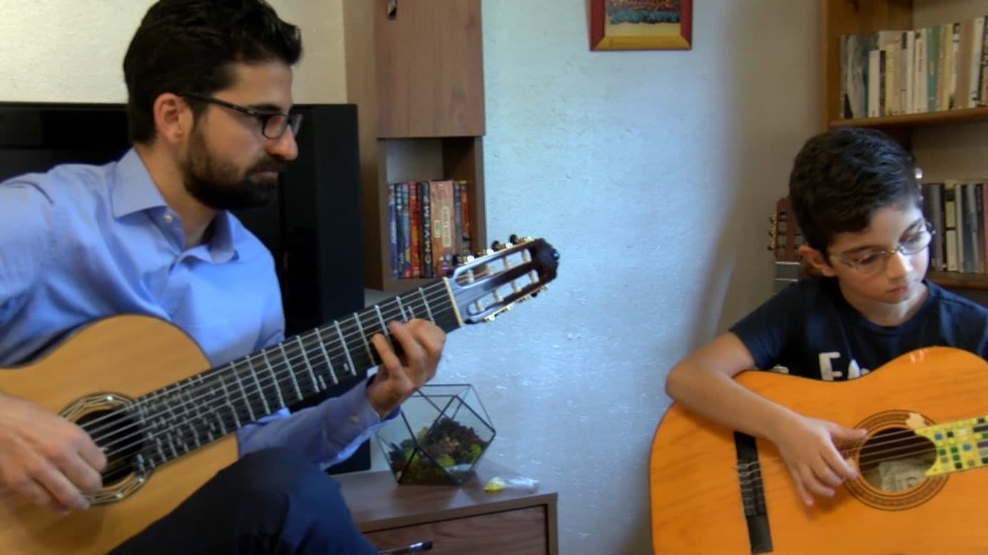 İTÜ'lü doktora öğrencisi, akademisyen ve oğlunun geliştirdiği Lego Mikrotonal Gitar, Margaret Guthman Müzik Enstrümanları Tasarım Yarışması'nda finale kaldı