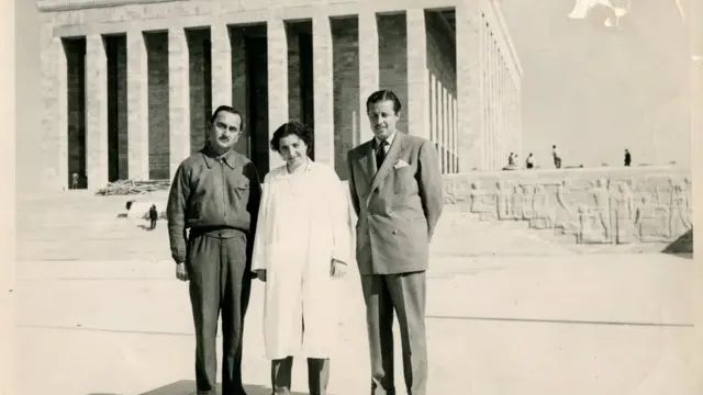 Anıtkabir inşaatı sırasında Sabiha Gürayman, Prof. Dr. Orhan Arda (solda) ve Yüksek Mühendis Osman Akman.